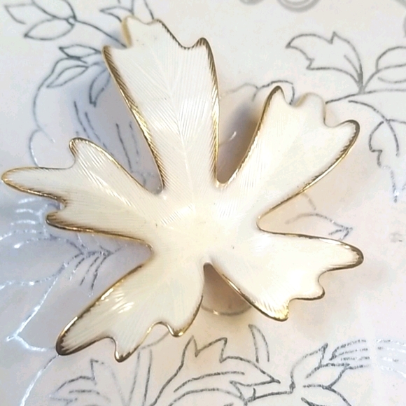 Vintage Mid Century 1960s Goldtone Metal Leaf Brooch Pin - Picture 9 of 13